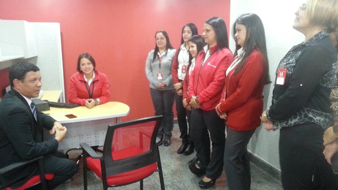 BcodeVenezuela's tweet photo. El personal que laborará en esta nueva oficina bancaria está integrado por un gerente de servicios, dos asesores de negocios, dos tesoreros y  cuatro asistentes de atención al cliente #InauguraciónBDV https://t.co/d61Z9dvWRN