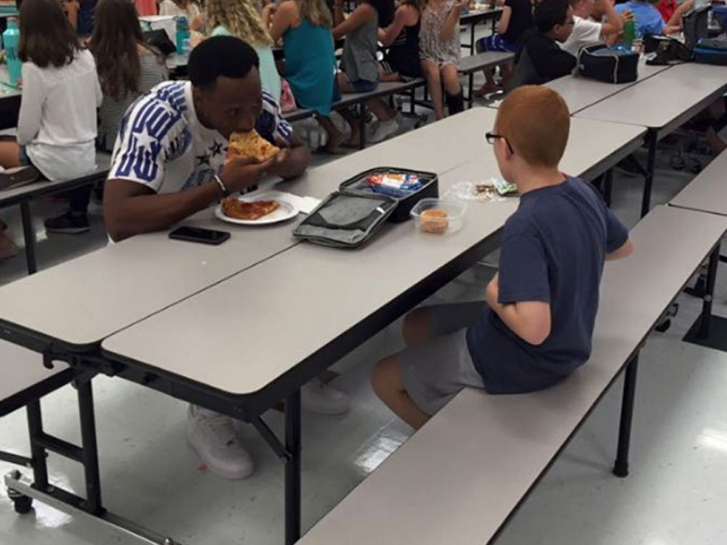 Cars4Autism's tweet photo. Mom's scared son with autism eats lunch alone everyday. Then college football star joins him-- https://t.co/dL2zF7vsEA https://t.co/41fYy55oby