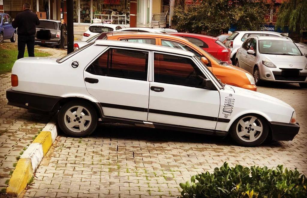 CarspottingTurk's tweet photo. Yes. I know. But the owner came, started it and drove away. A low riding Tofaş on LPG. Take a look at the “tattoo” behind the front wheel. #tofas #carspotting #soloparking #lowrider #lpg https://t.co/TZrIa32vMj https://t.co/awQTZXj9WO