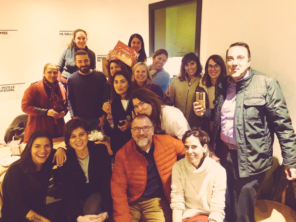 SilviaHutter1's tweet photo. No dejamos pasar ninguna oportunidad de pasarlo bien en @fomentformacio en el curso de #CommunityManagement con @juanitaacevedo y sus fieles alumnos. Se está acercando el final pero será un inicio para muchos! #actitudyaccion #engagement #teamwork #posicionar #RedesSociales https://t.co/fqpTbelxZ3