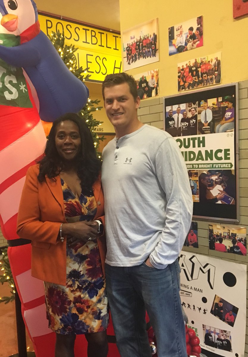 Parker_Panthers's tweet photo. @ChicagoBears @Daniel_Brown10 came by to visit @Parker_Panthers today, #GoBears https://t.co/wWRa6V9Fpp