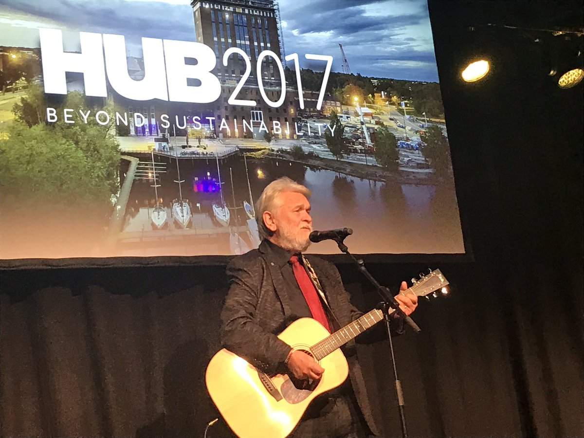 NLannefors's tweet photo. Nu höjdpunkten pĂ„ #HUB2017 Hasse Andersson frĂ„n #Kvinnaböske i #SkĂ„ne kĂ€nd frĂ„n @Kristianstadnu @svt @SVTmelfest nu oxĂ„ i @vasterasstad đđ https://t.co/gOnb0TnMhn