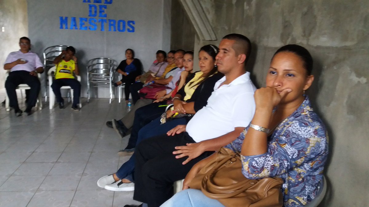 Jeyr07's tweet photo. @RedMaestrxsEC #Zona5 #DistritoPalenqueVinces Sesión de trabajo para #AsambleaDistritalRedMaestros #UnidosFortalecidos @WilmerSantacru3 @josemunoz816 @leojnb @RedMaestrxsZ5 #YoConstruyoNoDestruyo #SomosRedMaestros #TrabajoYCompromiso #EducaciónParaTodos https://t.co/i0DCzAwhlR