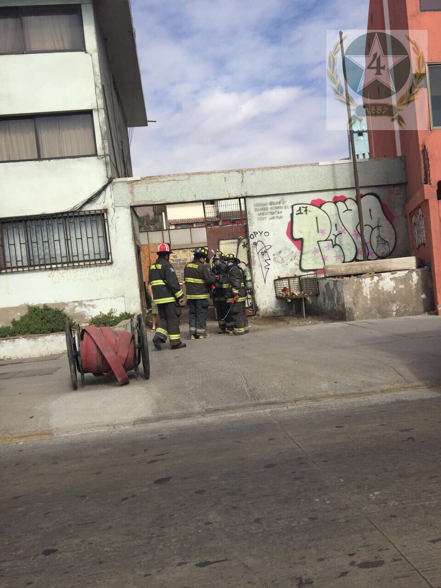 BombaPrat's tweet photo. Trabajo de bomberos #antofagasta por emanación de gas licuado en Av Grecia con Coquimbo,en el lugar trabajan unidades de @BombaPrat y @Sexta_Antof https://t.co/ERydcOhZpr