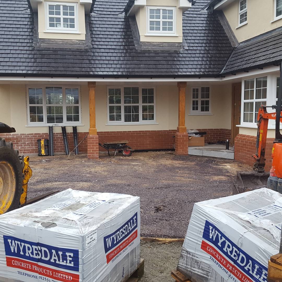 buildright1977's tweet photo. start to finish #blockpaving #GRAY #Llandudno #conwy #colwybay #DeWaltradio #charcoal #driveway a drivre in to another drive https://t.co/1zME3muolY