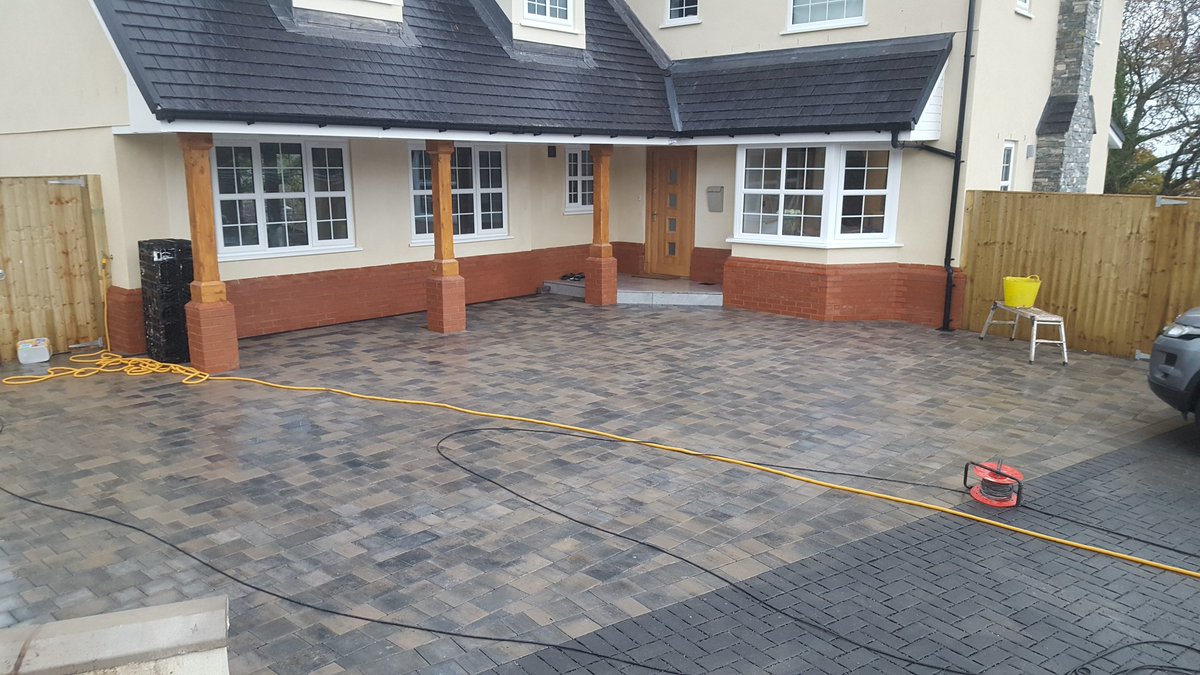 start to finish #blockpaving #GRAY #Llandudno #conwy #colwybay #DeWaltradio #charcoal #driveway a drivre in to another drive
