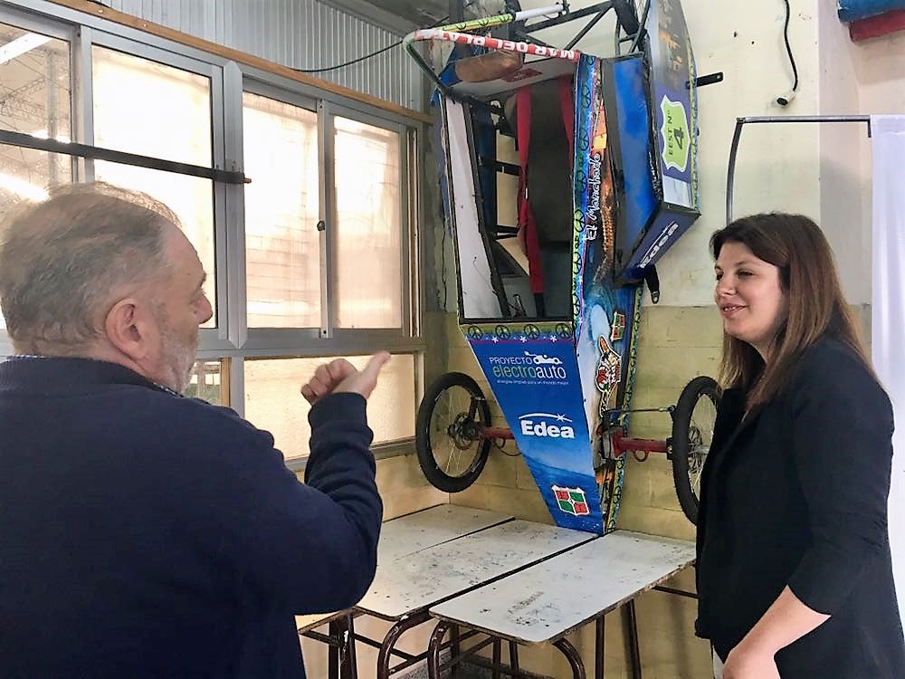 RosioAntinori's tweet photo. Visitando la ENET N°4 Alfonsina Storni en #MarDelPlata, que será una escuela #prosumidora con capacidad para generar #energía propia a través de paneles solares y de volcar el excedente en la red central. La #GeneraciónDistribuida es una realidad! https://t.co/9x1YMp2B8O