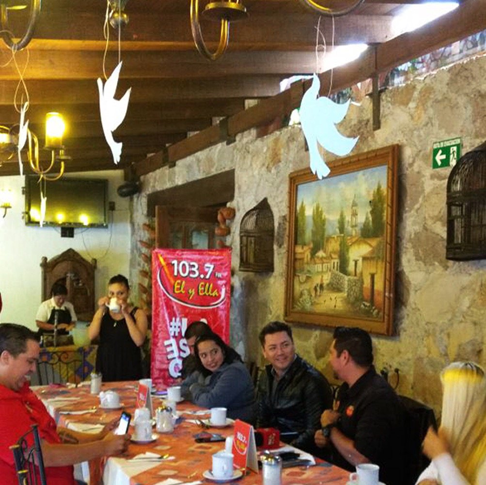 glaraoficial's tweet photo. #FelizMartes con amigas y amigos de #Celaya, ¡que bonito es sentir su cariño! Gracias a @1037elyella por organizar la convivencia #LasQuiero #Promo #MeVuelvoLoco https://t.co/AX6uzKWiAh