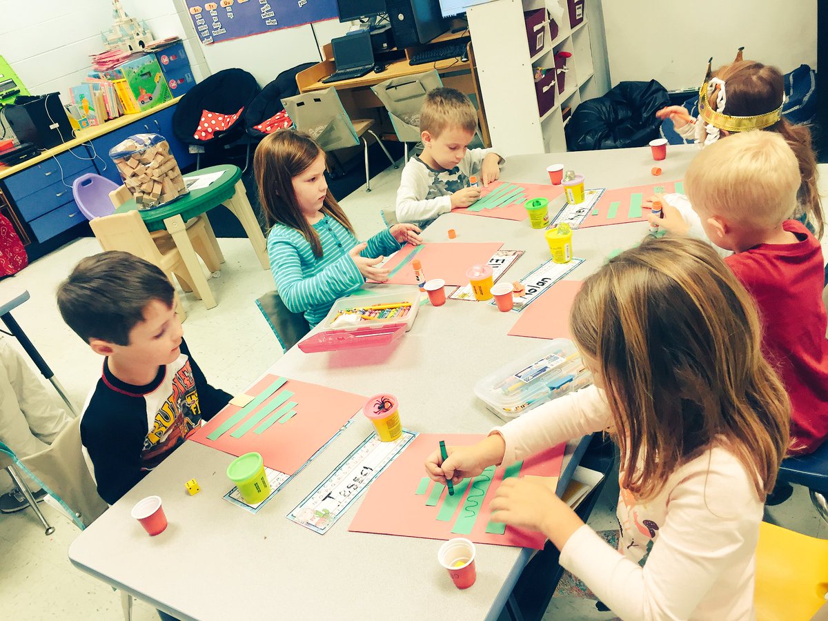 Ponypalsteacher's tweet photo. Reading books, writing words and creating Christmas trees! #greatlearningday @ArabPrimary https://t.co/NNTTx9SZpB