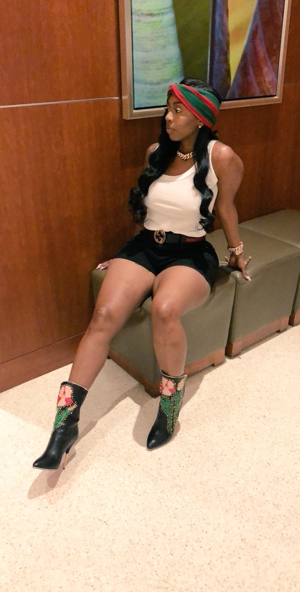 kashdoll's tweet photo. Big legs https://t.co/nK1aCZdz0r