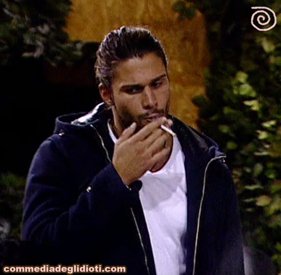 commediaidioti's tweet photo. @MelaVerde1 Sai, come ha detto quello sfigato di suo fratello...
sta FACENDO IL BOTTO...
#disoneston

#gfvip https://t.co/dMYLN5mHdM