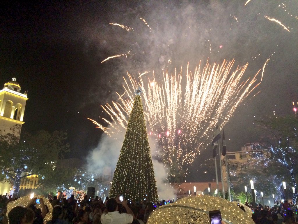 Se ilumina el árbol de Navidad de la plaza Gerardo Barrios.