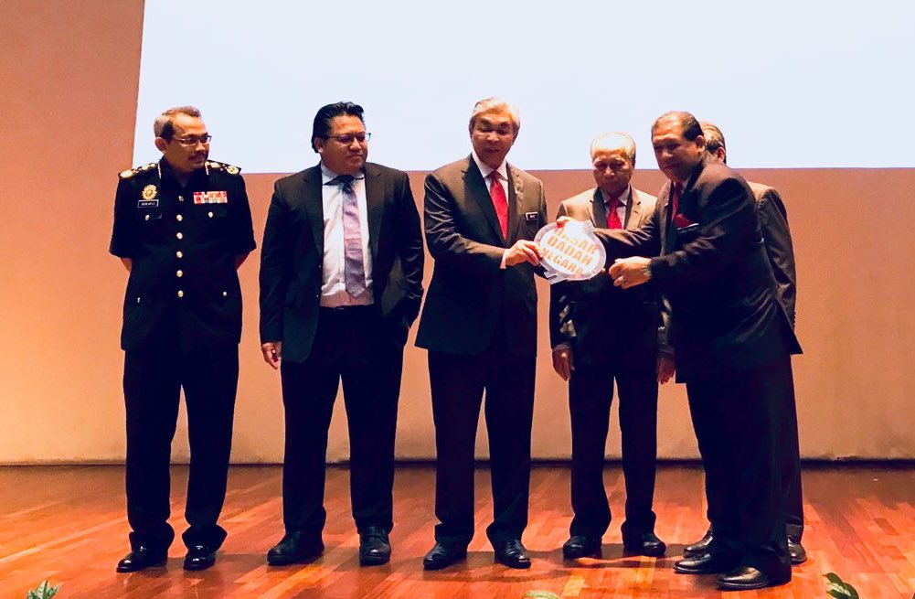 KDNPUTRAJAYA's tweet photo. YAB TPM @Zahid_Hamidi sebentar tadi melancarkan Buku Dasar Dadah Negara di Perhimpunan Bulanan KDN https://t.co/1CYzsvYl28