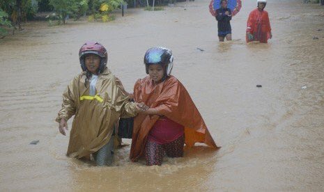 ZUL_Hasan's tweet photo. Erupsi Gunung Agung di Bali, Bencana Banjir di Pacitan &amp; Cuaca Ekstrim di Jogja serta daerah lain . Di atas semua perbedaan, mari saling mendoakan 🙏

Sudahi perdebatan, waktunya saling mengulurkan tangan #DoaUntukIndonesia https://t.co/qDAfmaWzX6