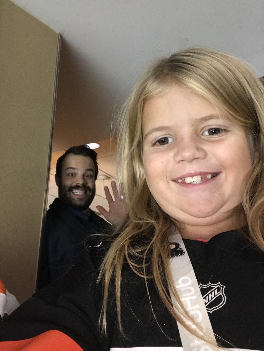 CmagroupFuoco's tweet photo. Best photo bomb @NHLFlyers @radkogudas https://t.co/h2JbDhcNZe