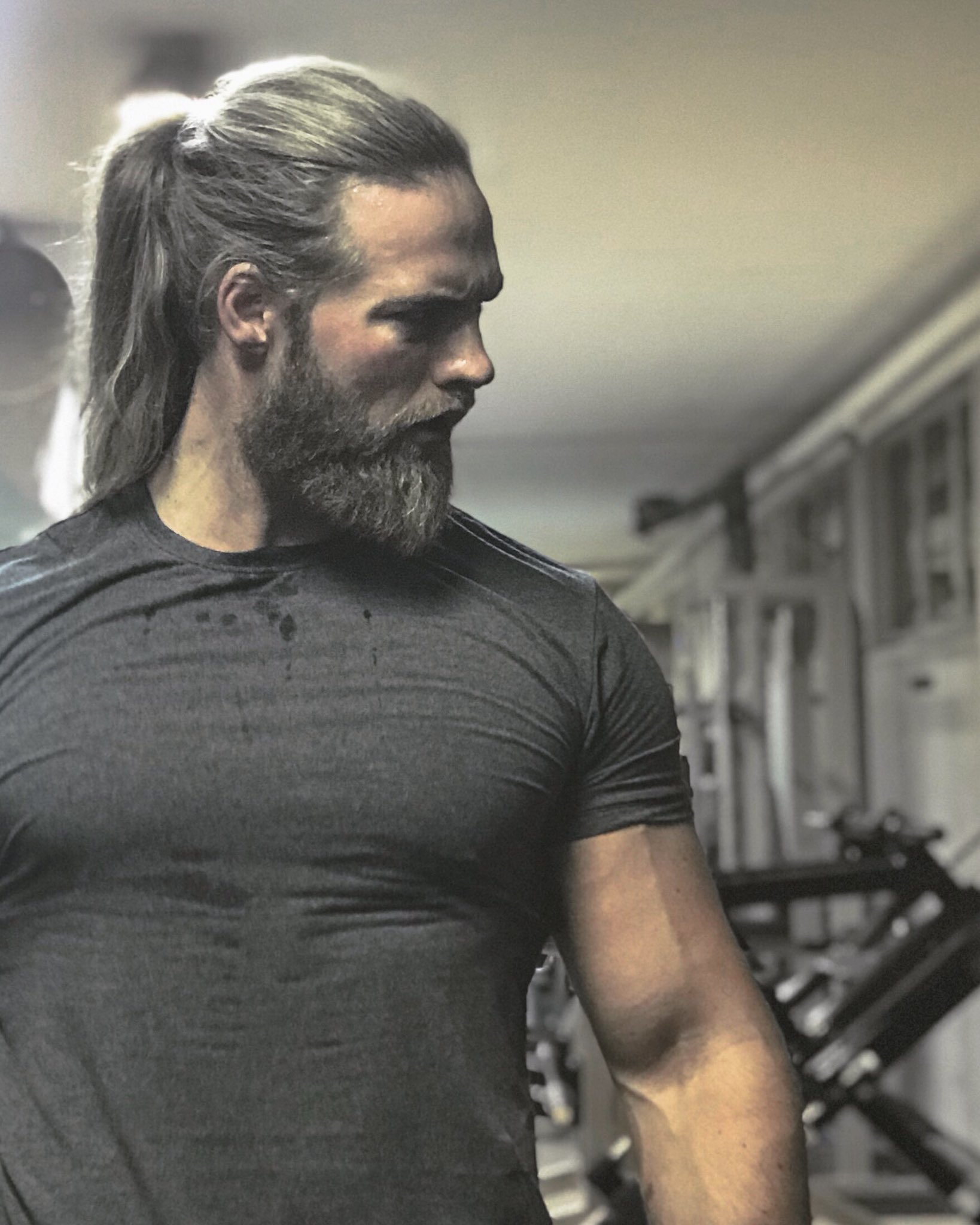 суровый огромный