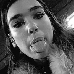 DuaLipaChiIe's tweet photo. Algunas cosas nunca cambian 
@DUALIPA #ChileNeedsDLipa https://t.co/Cx3MSdCIzK