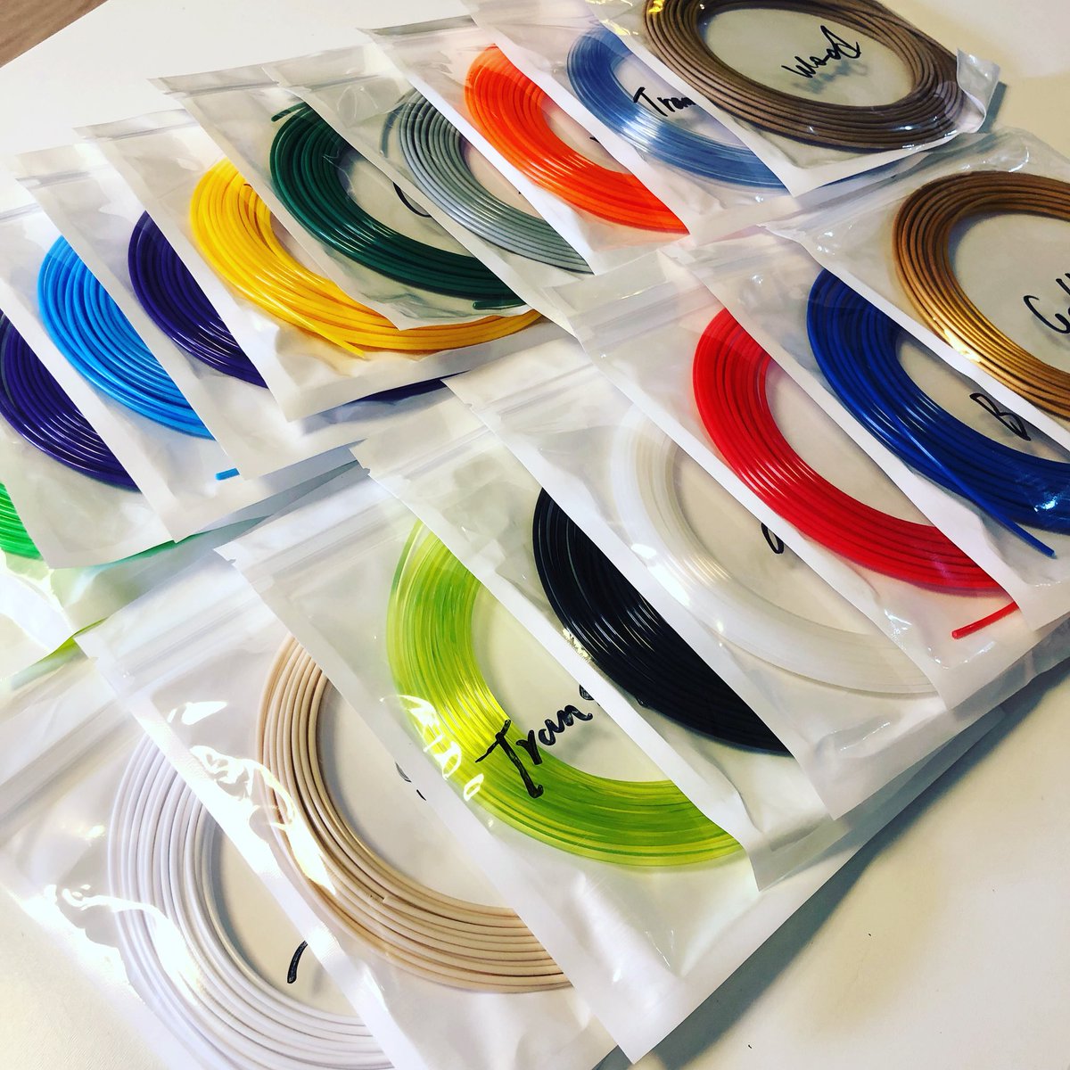 GeekOWT's tweet photo. So many colors to play with. If only I had a @mosaicmfg #palette.πStill saving up so, that will have to wait. πThx #mamorubot for hooking me up.
#3dprinting #filamenttesting #makersgonnamake #neverstopprininting #reviews @dangdang1021 https://t.co/Ys48ajkxPT
