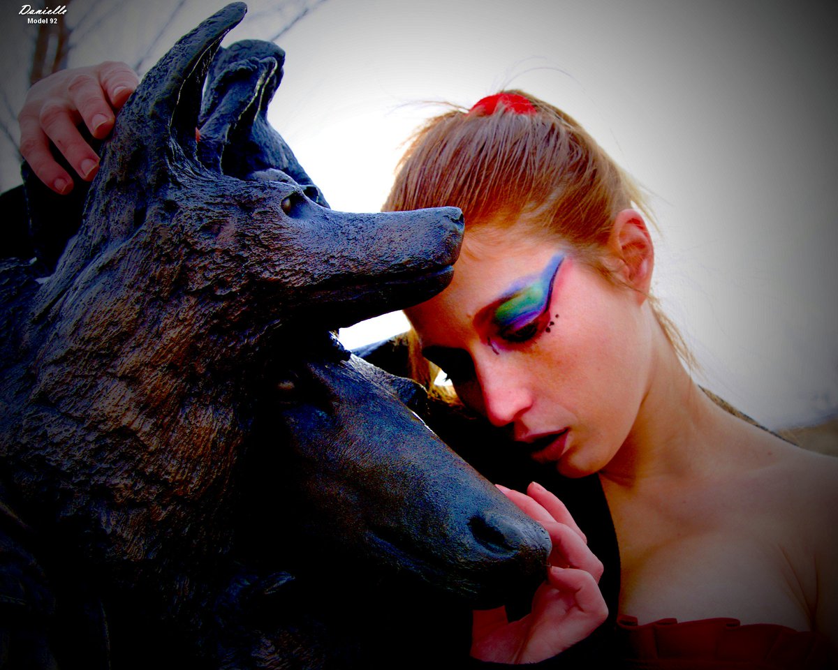 Showing a little compassion to the Wildlife  Sculpture by Brandon Vickerd
Photographer @woodwarddotCA 

#downtownyeg #yegdowntown #wildlife #wildlifestatues #gingerhair #ginger #model #yegphotography #quarters #yegquarters #quartersdistrict