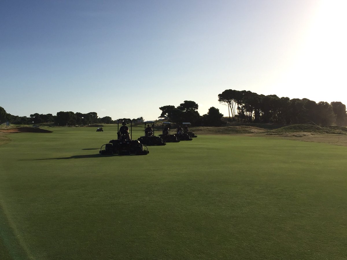 CalumWood88's tweet photo. Thinking back to earlier in 2017 when I was part of the fantastic maintenance team at @RoyalAdelaideGC for the @WomensAusOpen! Good luck to #KooyongaGC next year! Wish I could be back to help! Had to put in the picture w/ @BrookeHenderson https://t.co/G1OFd7GUL9