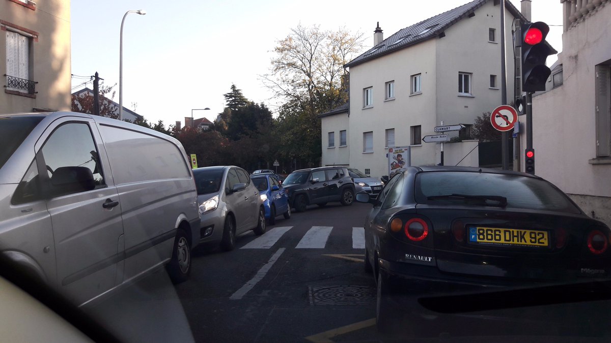 DChapat's tweet photo. @parcduvalmeudon Bonjour 
Voici 2 prises de vues concernant le haut et le bas de la rue Henri Barbusse, totalement embouteillés à 8h50 du matin, lors des tests de fermeture de la rue de la Belgique en octobre. Tous les véhicules se reportent vers la Gare Val Fleury et créent d'énormes bouchons. https://t.co/XvY96dmuU3