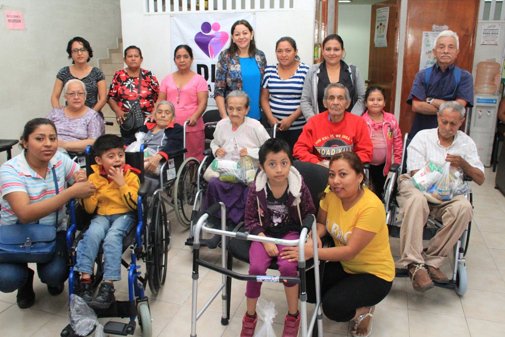 TodosSomosPR's tweet photo. La presidenta del #DIFPozaRica #AraceliSánchezdeQuiroz entregó de manera grupal  aparatos funcionales a ciudadanos de diversas colonias https://t.co/4XNmBvxsL0 https://t.co/GzjhwwQ7um
