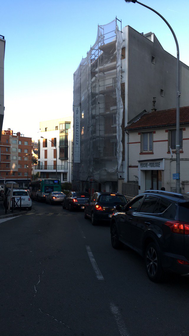 DChapat's tweet photo. @parcduvalmeudon Bonjour 
Voici 2 prises de vues concernant le haut et le bas de la rue Henri Barbusse, totalement embouteillés à 8h50 du matin, lors des tests de fermeture de la rue de la Belgique en octobre. Tous les véhicules se reportent vers la Gare Val Fleury et créent d'énormes bouchons. https://t.co/XvY96dmuU3