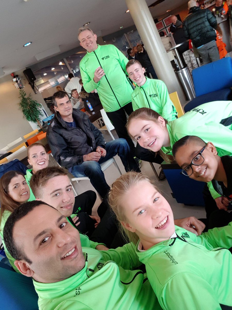 PatriciaTeeuwen's tweet photo. Teamspirit en goede zichtbaarheid @Topazkarateteam @jenisport #NK2017 https://t.co/XdU3H6HJZd