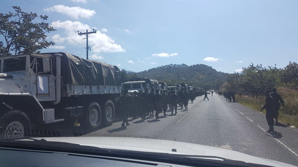 CalicheHonduras's tweet photo. Opresión Militar camino a #Tegucigalpa
#EleccionesHonduras #Elecciones2017 #Honduras #TSE #MissUniverso2017 #EleccionesHonduras2017 #voto2017 #EleccionesGenerales2017 @cnnbrk @notibomba @TRAFICOENTEGUS @abcnews @ONU_es @bbcmundo @CNNEE https://t.co/2VfyoXy9Eo https://t.co/fVJAA4gwLr