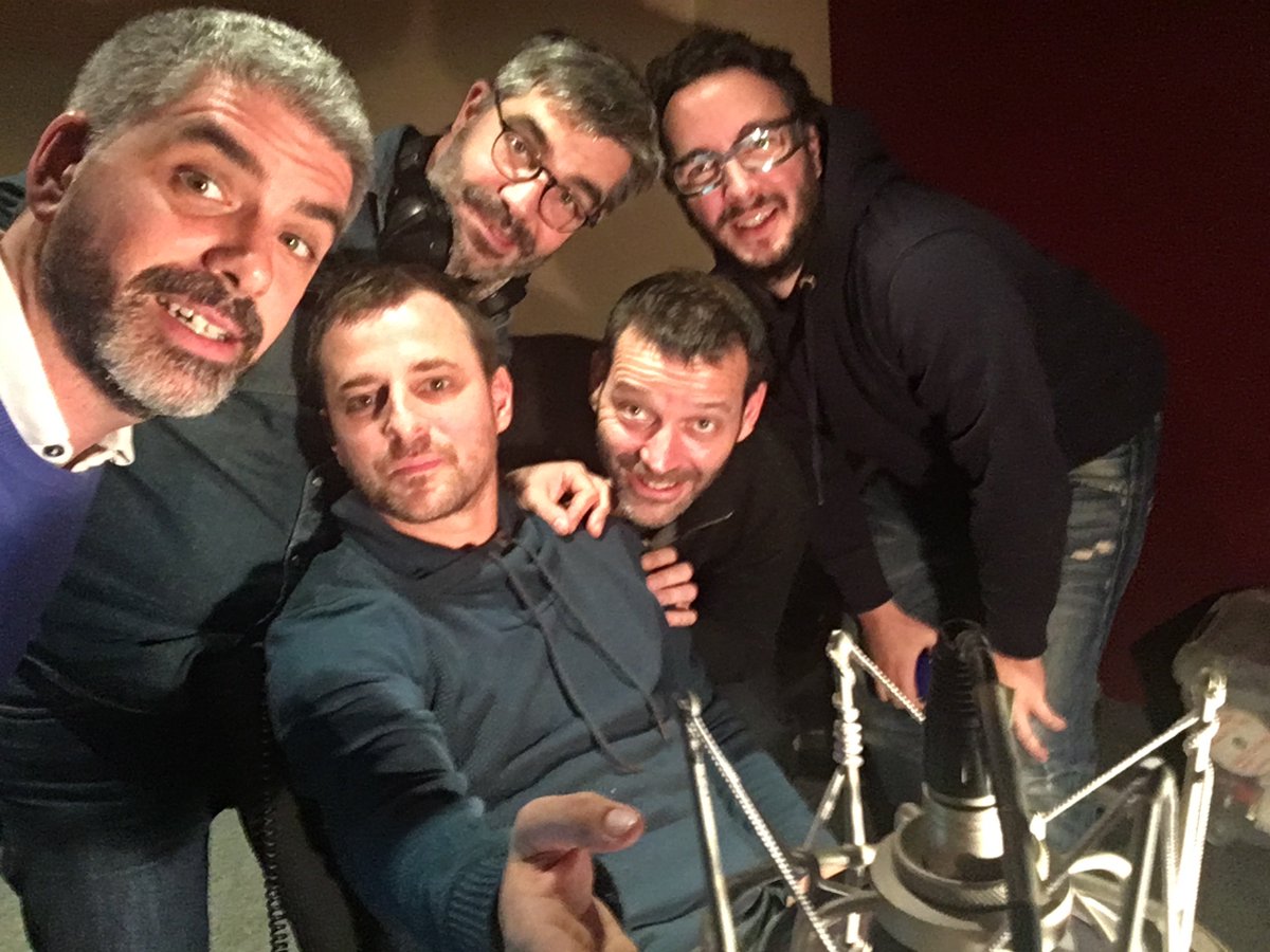 cashinvestigati's tweet photo. #cashinvestigation depuis 5 saisons, la voix de Cash, c’est lui, TheVoice, Jean-Pierre Canet @jpcanet (le journaliste assis avec un sweat en coton bio) https://t.co/5zm76OkzhN