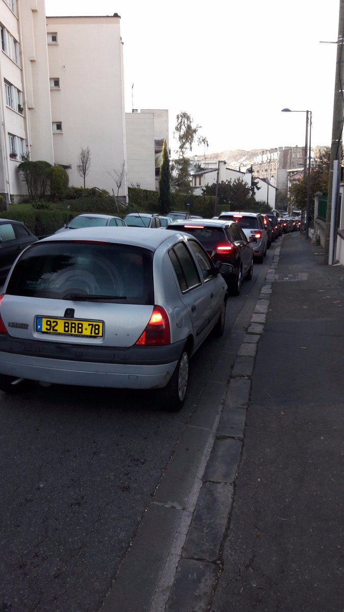 DChapat's tweet photo. @parcduvalmeudon Bonjour 
Voici 2 prises de vues concernant le haut et le bas de la rue Henri Barbusse, totalement embouteillés à 8h50 du matin, lors des tests de fermeture de la rue de la Belgique en octobre. Tous les véhicules se reportent vers la Gare Val Fleury et créent d'énormes bouchons. https://t.co/XvY96dmuU3