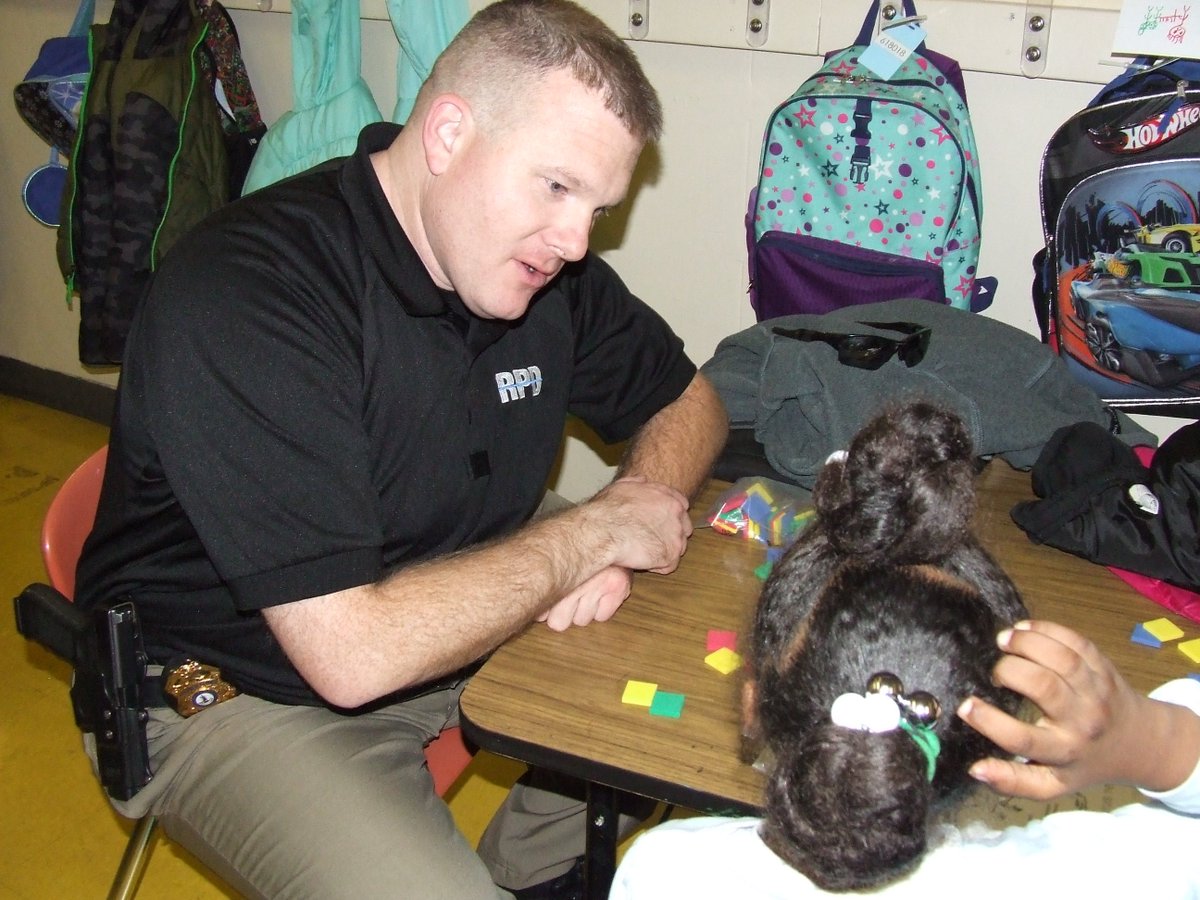 roanokepolice's tweet photo. Great job by the #RPDhomeworkhelpers today @WestEndCenter! The kids were awesome as usual! We helped with math, spelling, and reading. #RPDcommunity #Roanoke https://t.co/FzHbmmxZIq
