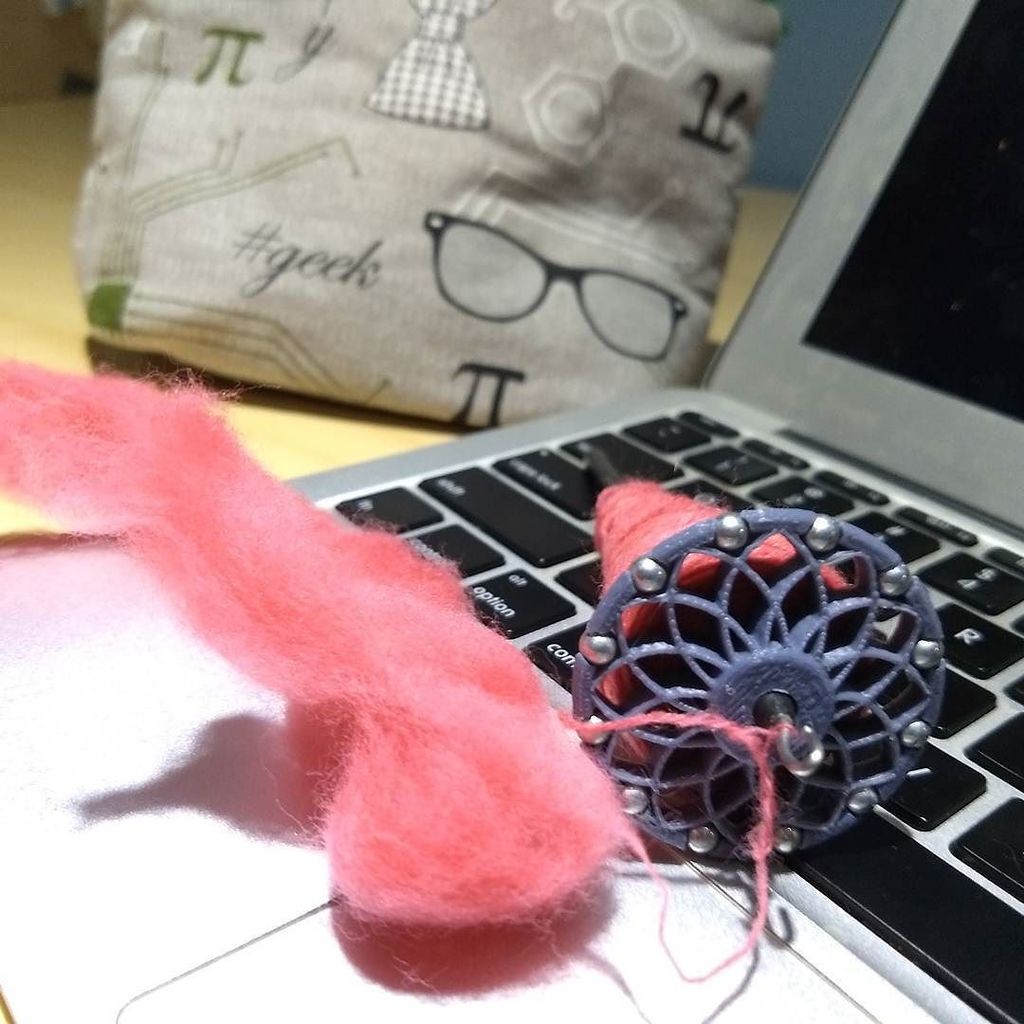 pennyshima's tweet photo. My support of small businesses spin has returned! #akerworks mini spindle with #elementalfiberworks fiber & #andismithdesigns bag. #tuesdaysareforspinning #spinnersofinstagram ok, yes I misplaced it for a while as studio is being rerearranged. https://t.co/EFGjErXIPx https://t.co/a2NGz2qm2S