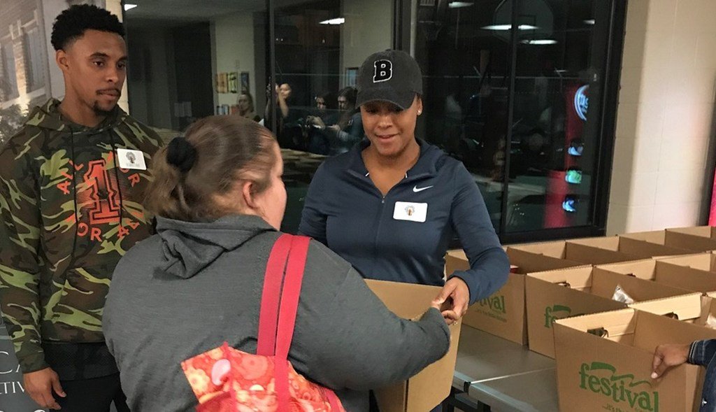 BTW_Sports's tweet photo. NFLPlayerEngage : .MoBetta_42 launched the Burnett Family Foundation with a Thanksgiving event for Green Bay families in need #NFLPE
https://t.co/4fANjy5EGJ https://t.co/7btXwdJB3F (via Twitter https://t.co/yvG7V4e82j) https://t.co/jHD257KJR8