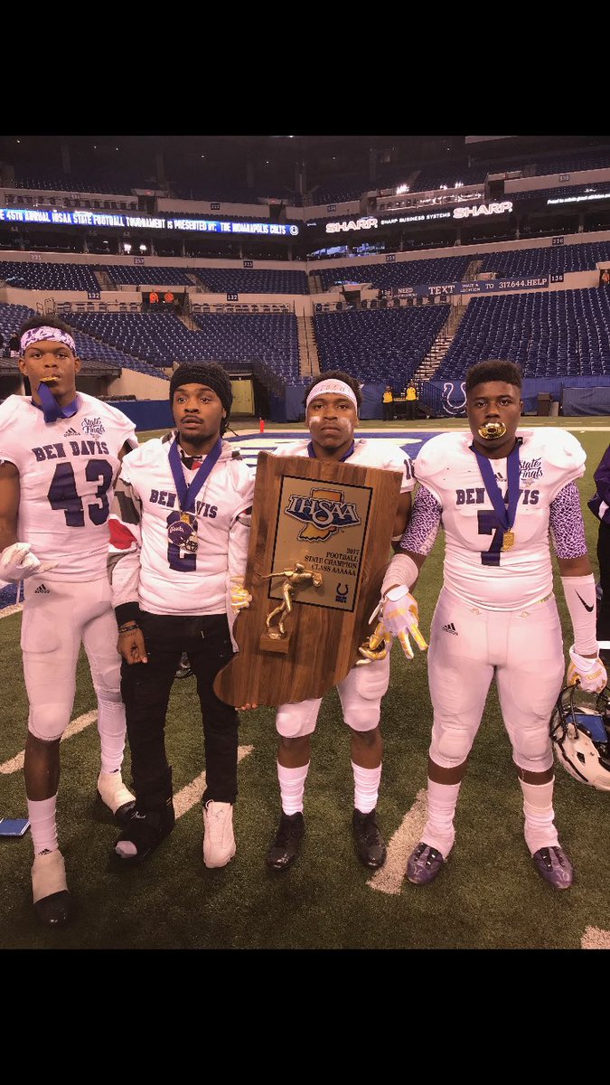 fto_solid's tweet photo. Senior Szn🅿️ ima miss this the most 😈💍 #nextchapter https://t.co/CBSDf2yIE5