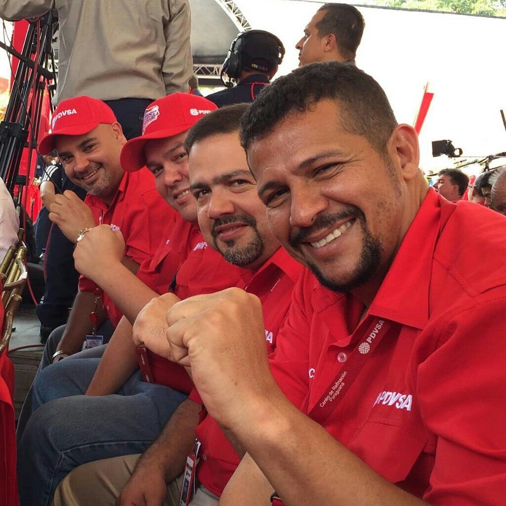 Marcos_PDVSA's tweet photo. Nosotros los voceros apoyamos a Manuel Quevedo, no podemos dejar que destruyan nuestra empresa y ponemos nuestra fe en la actitud y rectitud de su formación

Transformación PDVSA | Tercera Etapa | Plan Estratégico Socialista | Limpieza |  @VTVcanal8 @JRioboVTV @En3y2_vtv https://t.co/fPjGXjECa6