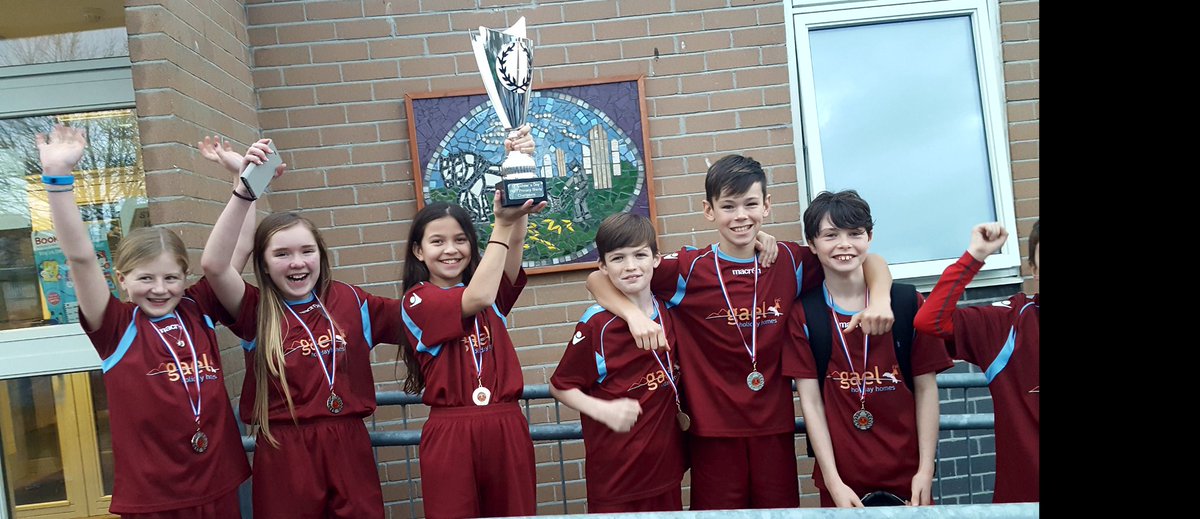 MariaMacleod3's tweet photo. DRAKIES pick up another title 👏St Andrews CUP 2017 P6/7 WINNERS 🤗⚾️🏆 @DrakiesPS  10 Teams entering today's comp. Some great shinty on show. 'Team work makes the dream work' as they say at Drakies 😀#kidsshinty #StAndrewsCup #TeamDrakies #1stShinty https://t.co/V7nZhIhegx