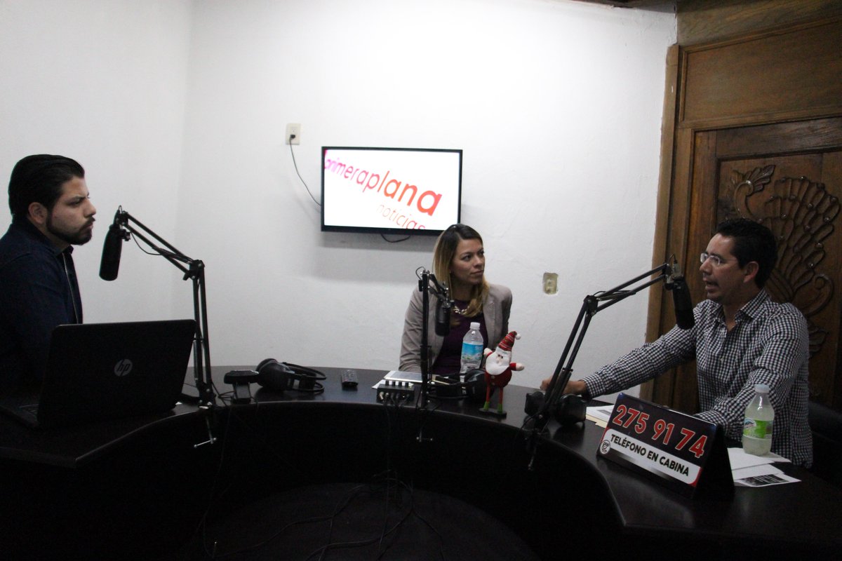 afperi's tweet photo. Subdelegado de @SEDATU_mx #Michoacán, Iván Pérez Negrón platicó con Armando Martínez y Karina Arreygue en espacio de @Pop953Morelia sobre avances de nuestros programas federales.
Estamos trabajando para mejorar tanto viviendas como espacios públicos de michoacanos. https://t.co/y7ImnmZn6U
