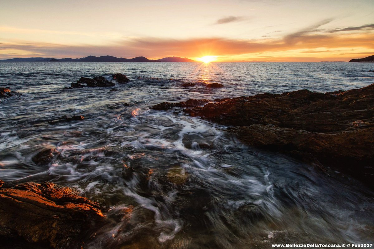 Panorami invidiabili sull'Isola d'Elba

#bellezzedellatoscana #Piombino #tramonto #Toscana #scenic #sunset #panorama #beautiful #Tuscany #water #waves #loveit #eveningsky #evening #instagramers #IsolaDElba #scogli #searocks #sky #mare #sea #sun #sole #clouds