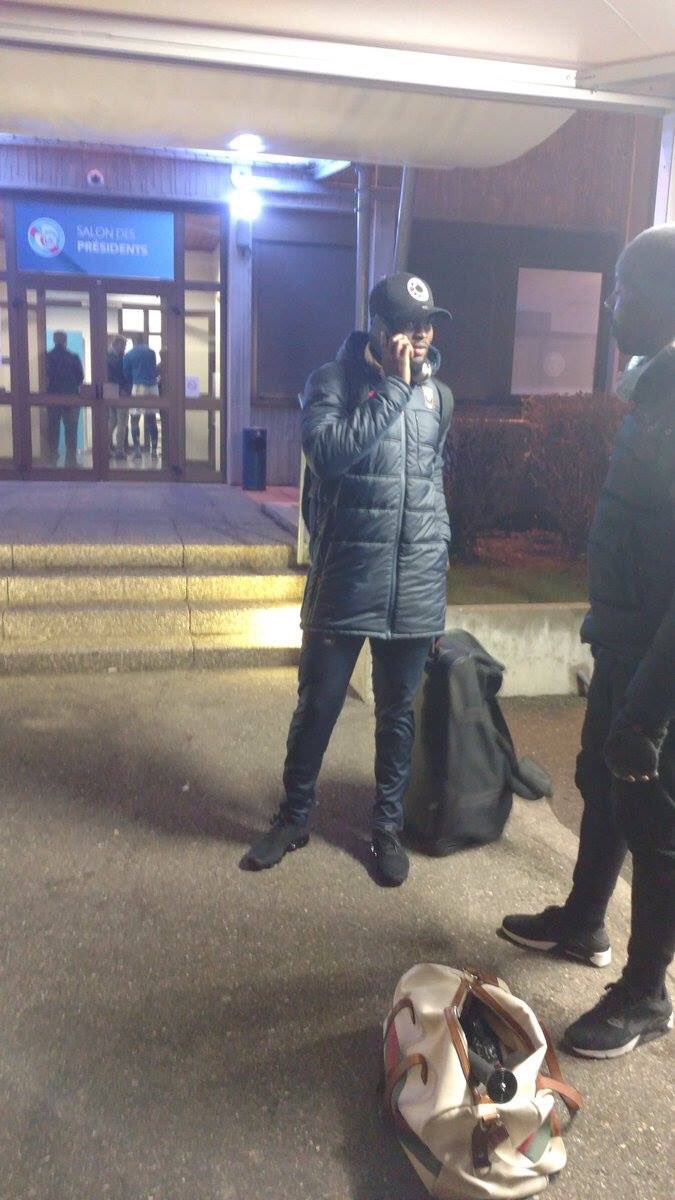 ActuFoot_'s tweet photo. Ismaël Diomandé a été oublié par le bus de Caen en repartant du Stade de la Meinau. 😄🚌
(📸 @SebastienRuffet) https://t.co/ZRZdH8qgyQ