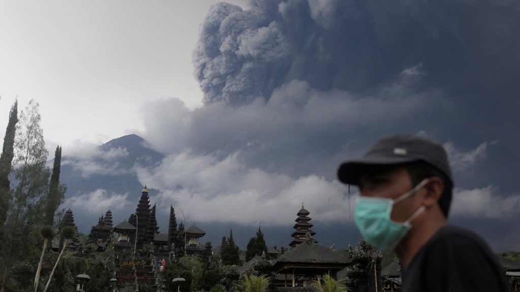 HarbingersTV's tweet image. ARTICLE:"Indonesia orders immediate evacuation as highest alert issued for Bali volcano" - Joel 2:30
#BirthPangs #Eruption #BibleProphecy #Watch
goo.gl/oV43QS -
