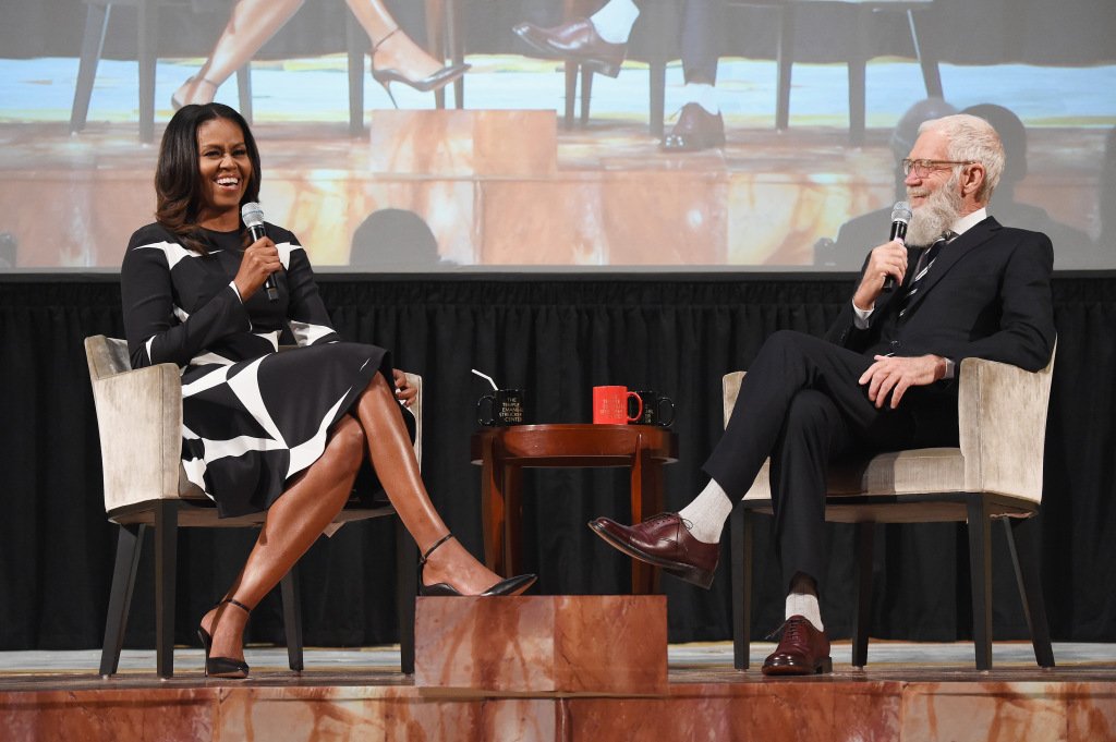MichelleObamaSt's tweet photo. October 25, 2017: Michelle Obama looked stunning wearing a Naeem Khan white and black patterned dress (Fall/Winter 2016). She's speaking with David Letterman at The Streicker Center in #NewYorkCity. #MichelleObamaStyle #Fashionblogger #Fashion
Photos: Michael Kovac / Getty https://t.co/YXvRk4sKLI