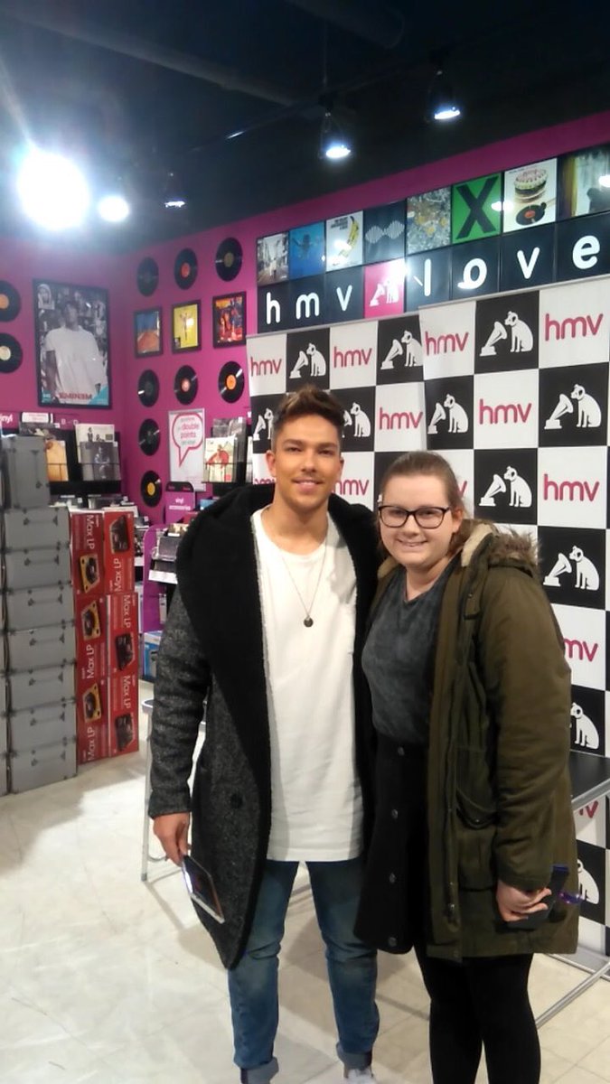 teddyupdatez's tweet photo. More photos of Matt with fans at his signing today https://t.co/4f9jW2CS3L
