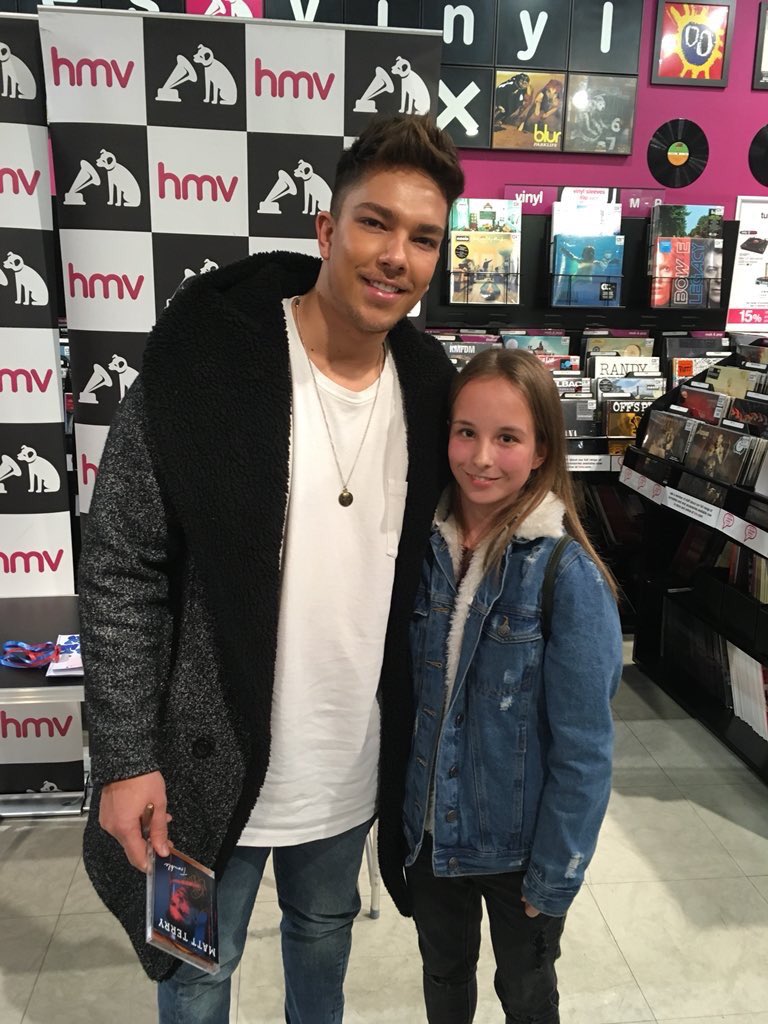 teddyupdatez's tweet photo. More photos of Matt with fans at his signing today https://t.co/4f9jW2CS3L