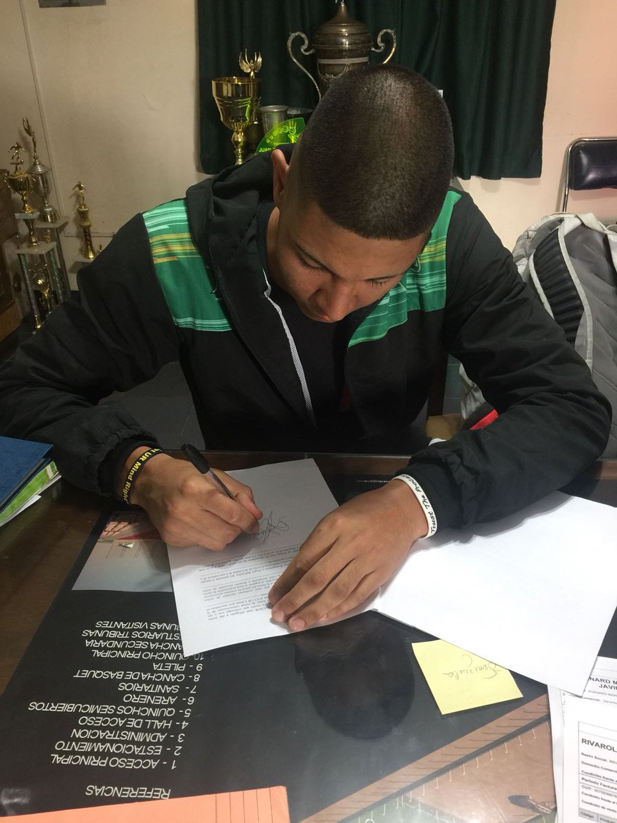 estudiantescdia's tweet photo. El venezolano Adrián Espinoza, firmó el contrato que lo vincula al Club Estudiantes por dos temporadas. Este joven pívot de 20 años y 2,11mts. será unos de los integrantes del plantel de la Liga de Desarrollo. 🏀🏀🏀🇻🇪🇻🇪🇻🇪 https://t.co/kFHr050aVK