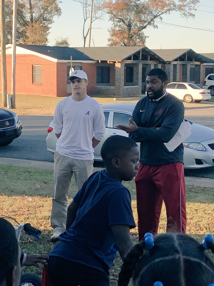 Freshman golfer Ben Fuller took time out of his schedule today to speak to and educate some of the young children at Crescent East tutoring program. #RollTide