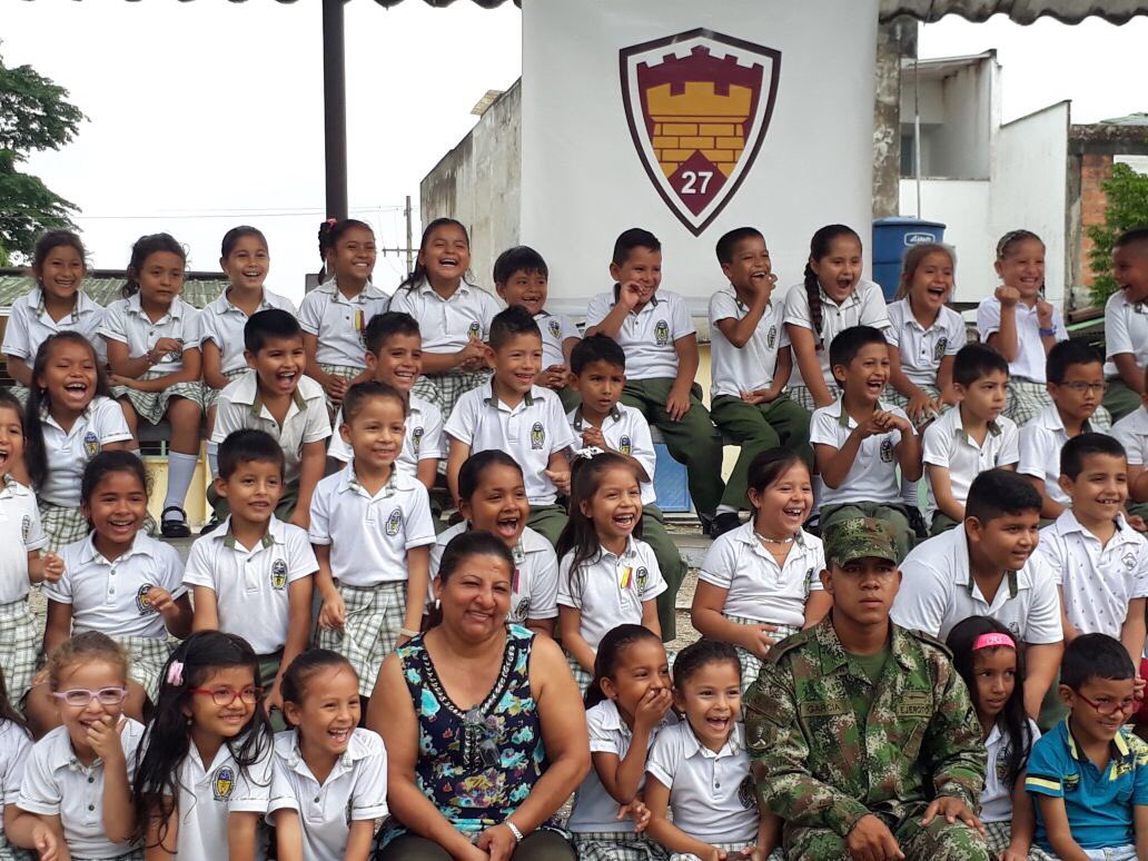 Ejercito_Div6's tweet photo. #AEstaHora Héroes Multimisión de @COL_EJERCITO realizan la campaña “Quiero a mi Patria” en el colegio el Jardín de #PuertoAsís #Putumayo para fortalecer en los menores su sentido de pertenencia y amor por los símbolos patrios #FeEnColombia #BAAID6 #Brigada27 #Bicas27 https://t.co/GbJKvK7n65