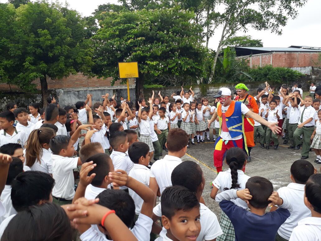 Ejercito_Div6's tweet photo. #AEstaHora Héroes Multimisión de @COL_EJERCITO realizan la campaña “Quiero a mi Patria” en el colegio el Jardín de #PuertoAsís #Putumayo para fortalecer en los menores su sentido de pertenencia y amor por los símbolos patrios #FeEnColombia #BAAID6 #Brigada27 #Bicas27 https://t.co/GbJKvK7n65