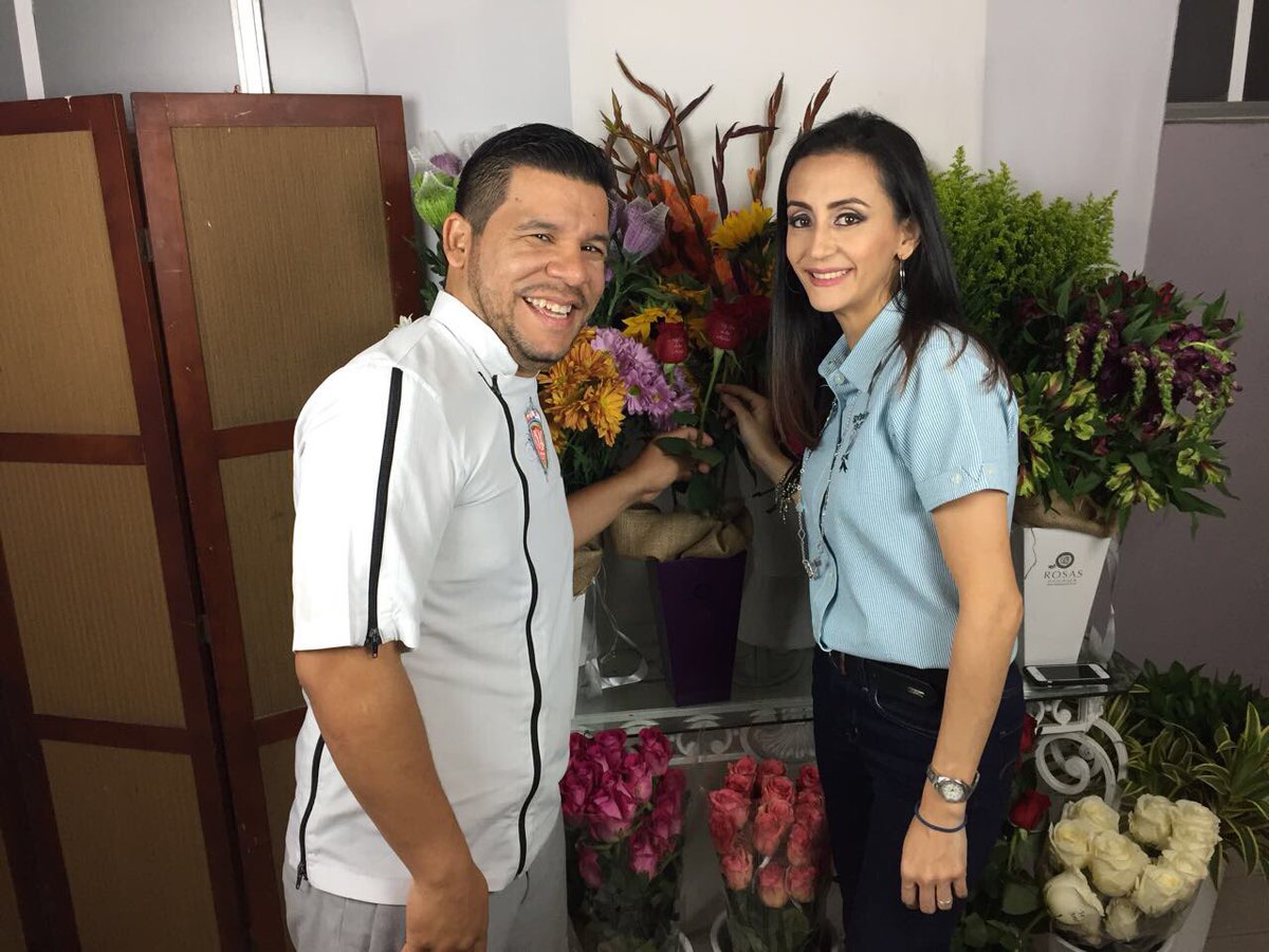 congresoserchef's tweet photo. un arreglo floral lo encuentras en cualquier floristería. Pero sin duda que un mensaje con flores solo en @rosaspanama No te los pierdas en el programa del @CHEFLUISTV de este domingo. Especial del día de las madres!! https://t.co/ia3giPDsen