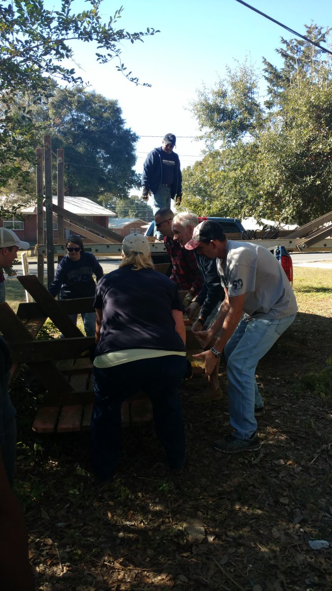 ERAUemerald's tweet photo. #EaglesHelp #GivingTuesday #GivingTuesday2017 ERAU Alumni Network volunteers @ Habitat for Humanity in Crestview, Fl @HabitatOkaloosa https://t.co/hEEN5OQp4X